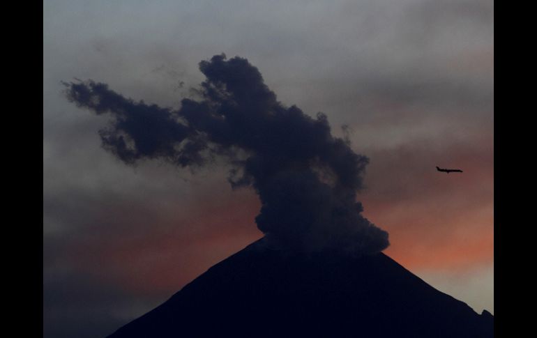 El volcán Popocatépetl mantuvo anoche una incandescencia constante, así como cuatro exhalaciones de baja intensidad. AP  /