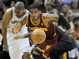 Kyrie Iriving de Cleveland (der) y de los Spurs Gary Neal (izq) se disputan el balón durante la segunda mitad del juego. AP  /