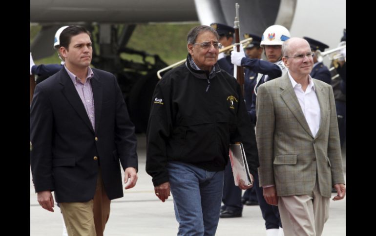 El secretario de Defensa estadounidense, Leon Panetta, con el ministro de Defensa de Colombia, Juan Camilo Pinzón, en Bogotá. REUTERS  /