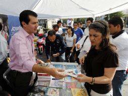 Entrega de libros por parte de Diego Monraz, coordinador de campaña de Vázquez Mota en Jalisco.  /