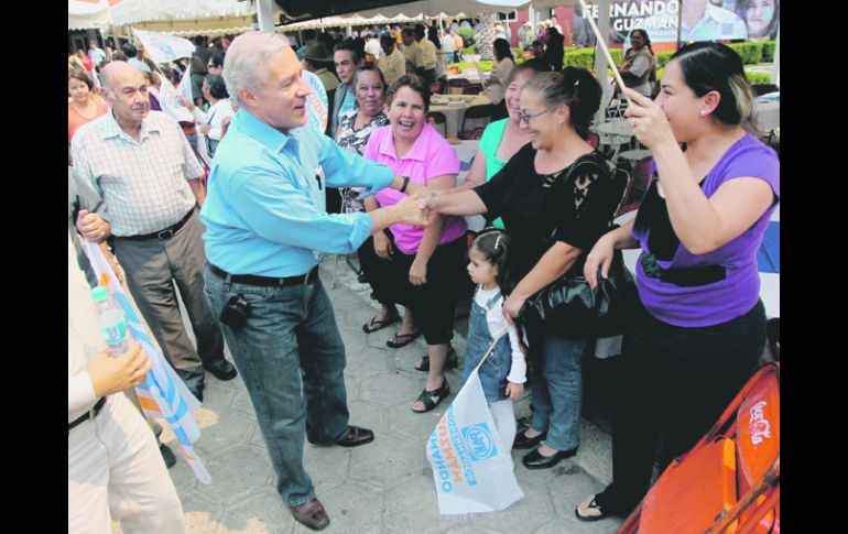 Fernando Guzmán durante su visita al municipio de Tala, dio a conocer su propuesta en materia de protección civil.  /