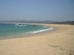 Playa en Cabo Corrientes en donde presenta en la arena manchas de chapopote.  /