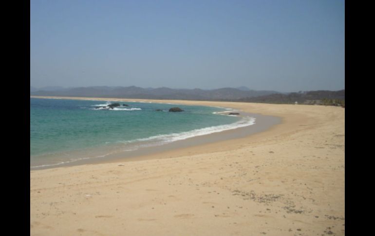 Playa en Cabo Corrientes en donde presenta en la arena manchas de chapopote.  /