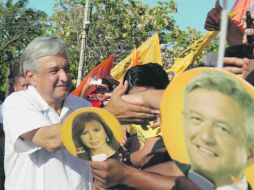 Andrés Manuel López Obrador saluda a sus simpatizantes durante el mitin que realizó en Campeche. EL UNIVERSAL  /