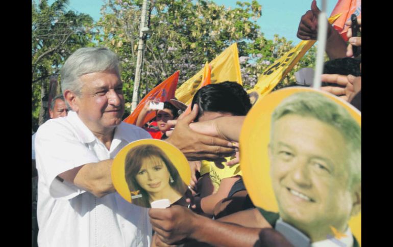 Andrés Manuel López Obrador saluda a sus simpatizantes durante el mitin que realizó en Campeche. EL UNIVERSAL  /