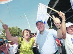 Fernando Guzmán convivió con simpatizantes durante su visita a Chapala, en donde realizó un recorrido por las calles.  /