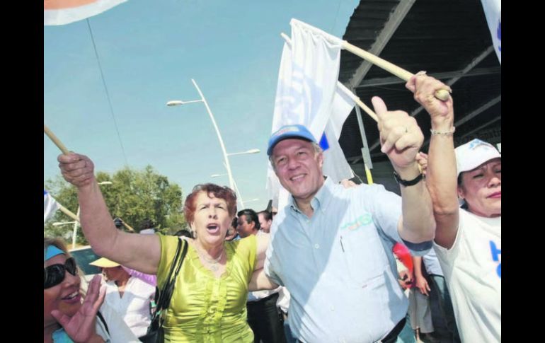 Fernando Guzmán convivió con simpatizantes durante su visita a Chapala, en donde realizó un recorrido por las calles.  /