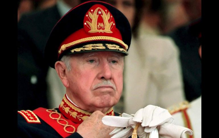 El exdictador chileno, Augusto Pinochet, modificó por última vez su testamento en 2005 y falleció en diciembre del 2006. EFE  /