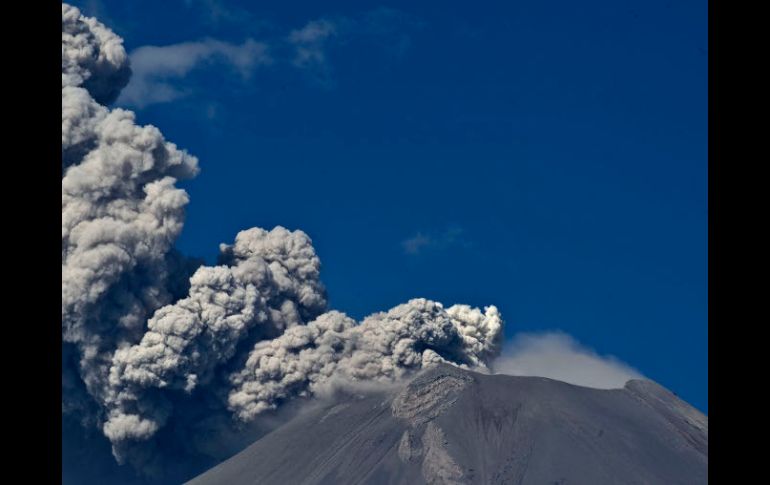 Nubes de ceniza y humo que salen del Popocatépetl. AFP  /