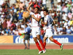 David Jiménez (centro) celebra la anotación del segundo gol de Lobos BUAP. MEXSPORT  /