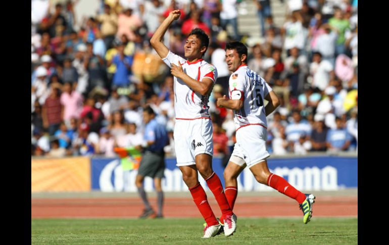 David Jiménez (centro) celebra la anotación del segundo gol de Lobos BUAP. MEXSPORT  /