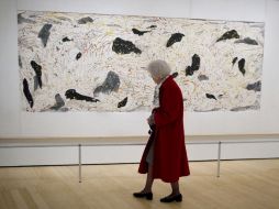 Una mujer observa la obra ''Yellow River'', que forma parte de esta muestra. AFP  /