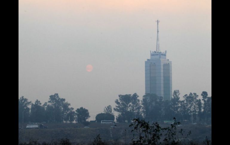 El incendio que comenzó el sábado, ha dejado una severa contaminación.  /