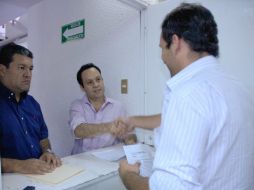 Representantes del equipo de Guzmán y Alfaro acudieron al IEPC a entregar el documento.  /