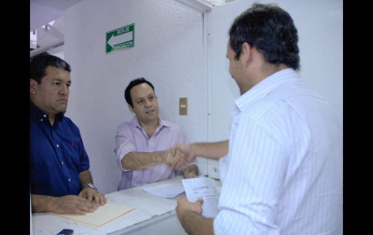 Representantes del equipo de Guzmán y Alfaro acudieron al IEPC a entregar el documento.  /