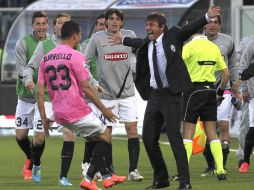 Borrielo y el técnico Conte celebran el gol de la victoria en el partido. AFP  /