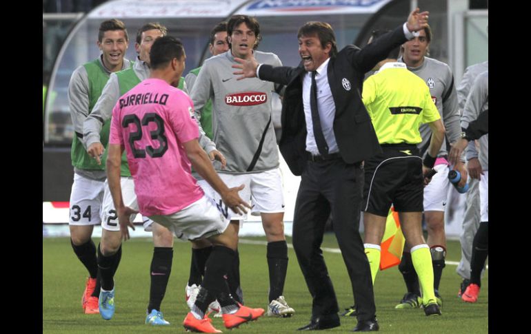 Borrielo y el técnico Conte celebran el gol de la victoria en el partido. AFP  /