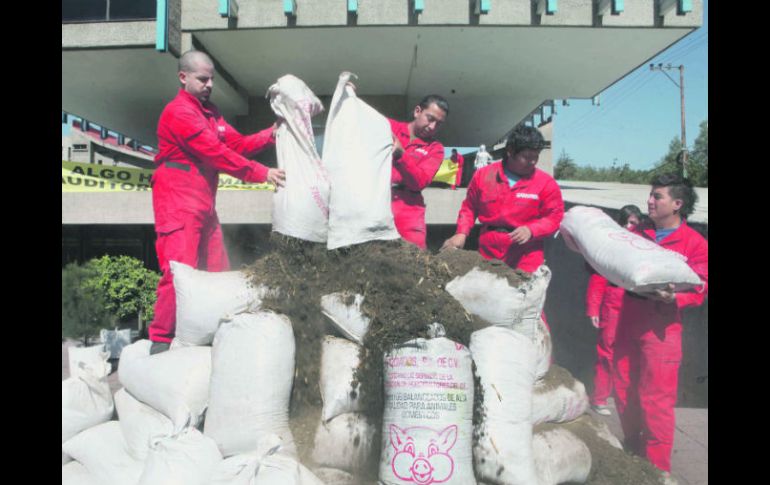 Los miembros de Greenpeace dejaron alrededor de 2.5 toneladas de estiércol afuera del edificio de la Semarnat. EL UNIVERSAL  /