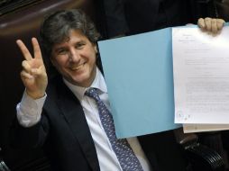 El vicepresidente argentino, Amado Boudou, después de la votación en el Senado a favor de la expropiación de la petrolera YPF. AFP  /