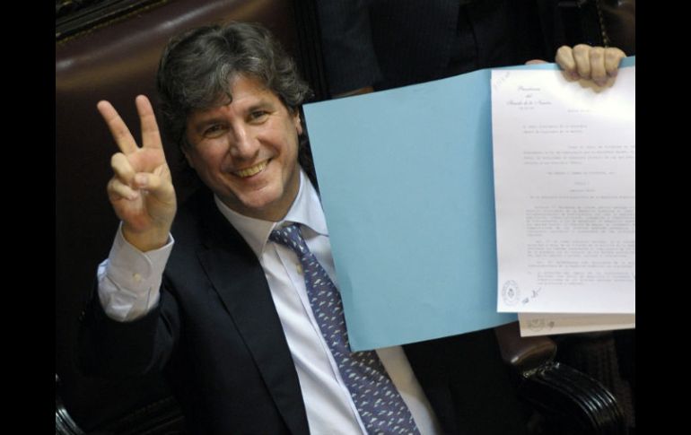 El vicepresidente argentino, Amado Boudou, después de la votación en el Senado a favor de la expropiación de la petrolera YPF. AFP  /