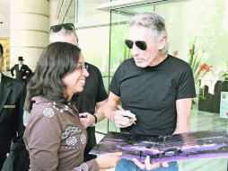 Roger Waters firmó autógrafos y convivió con seguidores en el hotel donde se hospeda. EL UNIVERSAL  /