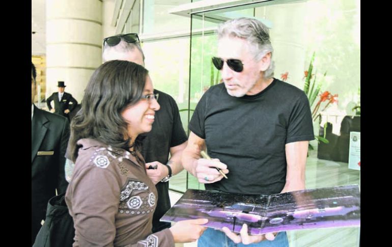 Roger Waters firmó autógrafos y convivió con seguidores en el hotel donde se hospeda. EL UNIVERSAL  /