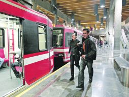 Usuarios se apresuran a abordar el Tren Ligero en la Estación Juárez.  /