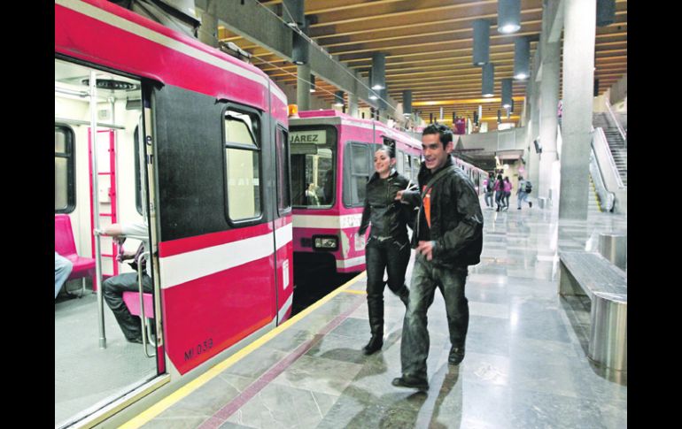 Usuarios se apresuran a abordar el Tren Ligero en la Estación Juárez.  /