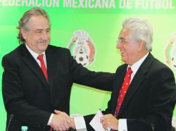 Decio de María, presidente de la nueva Liga, le da la mano a Justino Compeán, presidente de la Femexfut.MEXSPORT  /