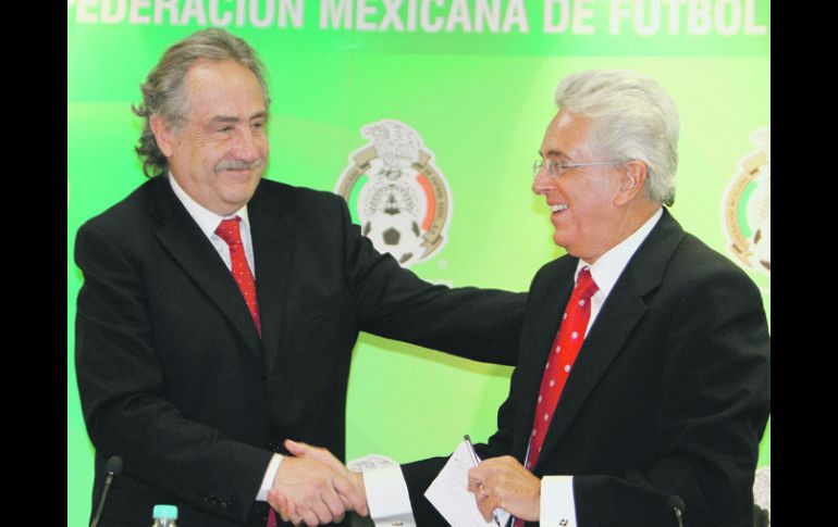 Decio de María, presidente de la nueva Liga, le da la mano a Justino Compeán, presidente de la Femexfut.MEXSPORT  /