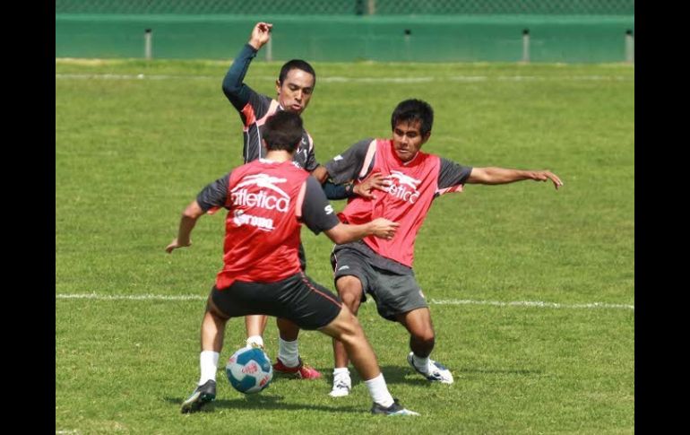 Jugadores de Atlas durante la práctica de esta mañana.  /