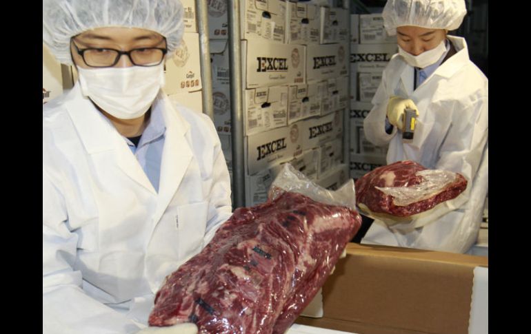 Oficiales surcoreanos inspeccionan carne de vacuno importada de Estados Unidos en Yongín, Corea del sur. EFE  /