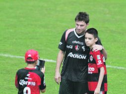 El capitán rojinegro, el zaguero argentino Leandro Cufré, se toma una fotografía con uno de los niños que asistieron ayer a la práctica  /