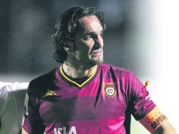 Con lágrimas en los ojos, el jugador más representativo de los Tecos, Juan Carlos Leaño, abandonó la cancha del Tres de Marzo. MEXSPORT  /