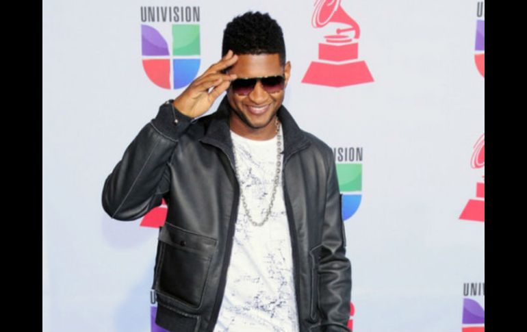 Usher estrenó canciones en una forma no convencional: bailando al son de su propia música. NOTIMEX  /