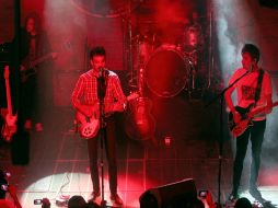 La banda de rock, Los Bunkers, se presentó cerca de la media noche en el Teatro Chino de Six Flags. ARCHIVO  /