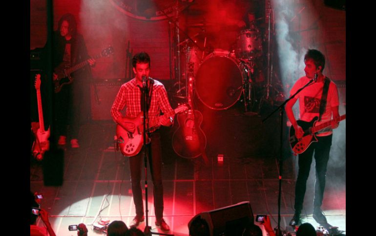 La banda de rock, Los Bunkers, se presentó cerca de la media noche en el Teatro Chino de Six Flags. ARCHIVO  /