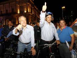 Cárdenas Jiménez (d) comenzó su campaña con un recorrido nocturno en bicicleta, junto a Fernando Guzmán.  /