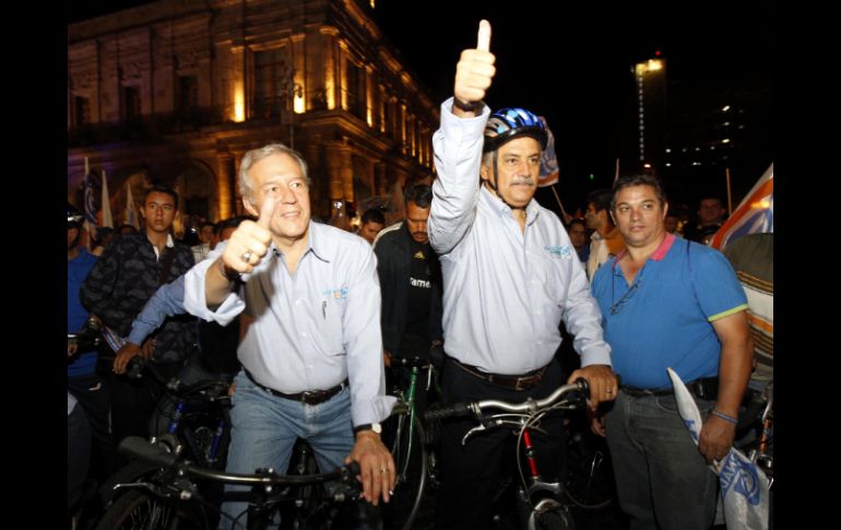 Cárdenas Jiménez (d) comenzó su campaña con un recorrido nocturno en bicicleta, junto a Fernando Guzmán.  /