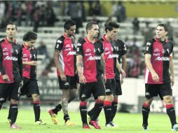 Cabizbajos, los Zorros abandonan la cancha del Jalisco, al no poderles dar una alegría a sus aficionados.  /