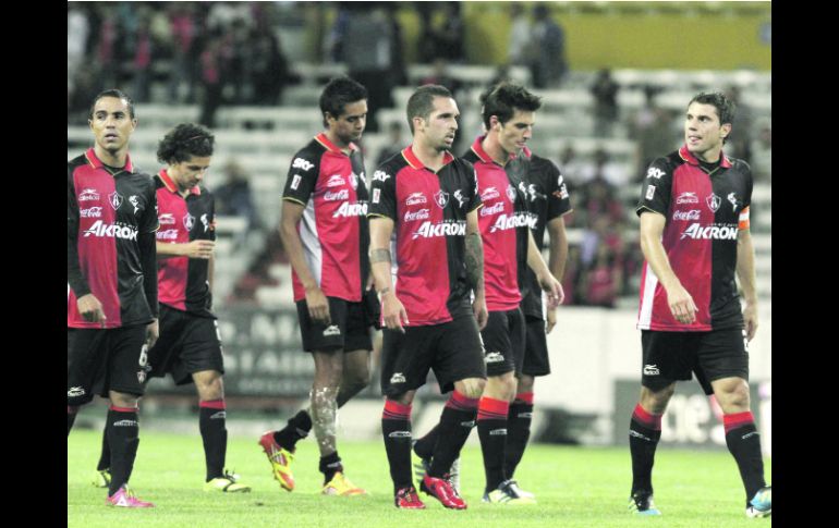 Cabizbajos, los Zorros abandonan la cancha del Jalisco, al no poderles dar una alegría a sus aficionados.  /