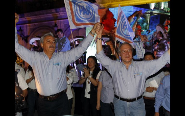 El candidato panista Alberto Cárdenas (i), estuvo acompañado en su mitin por el aspirante a la gubernatura del Estado Fernando Guzmán.  /