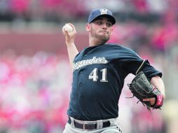 Marco Estrada ejecuta uno de sus lanzamientos; el mexicano concedió dos cuadrangulares a los Cardenales. AFP  /