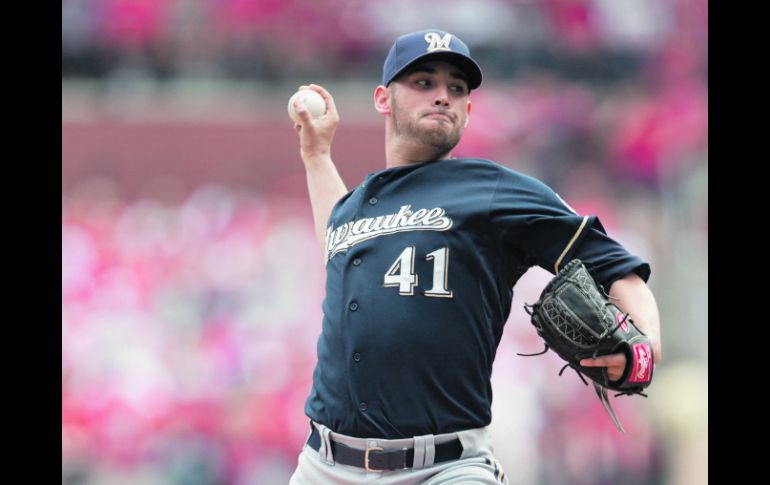 Marco Estrada ejecuta uno de sus lanzamientos; el mexicano concedió dos cuadrangulares a los Cardenales. AFP  /