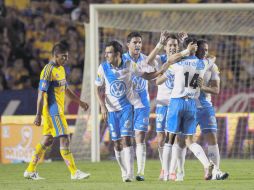 Jugadores de la Franja festejan el triunfo, ante la tristeza de los felinos. MEXSPORT  /