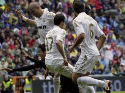 Los jugadores del Real Madrid Képler Laveran Pepe (i), Álvaro Arbeloa (2d) y Sami Khedira (d). EFE  /