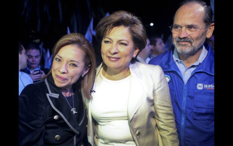 Wallace (c) junto a Vázquez Mota, candidata presidencial y Gustavo Madero, líder nacional panista. EL UNIVERSAL  /