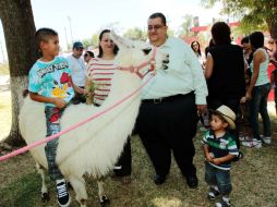 Francisco Ayón se tomó fotografías, pintó y platicó con los padres de los pequeños.  /