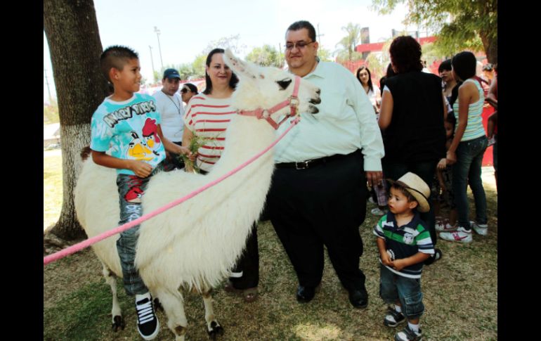 Francisco Ayón se tomó fotografías, pintó y platicó con los padres de los pequeños.  /