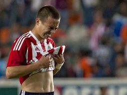 Erick 'Cubo' Torres saliendo conteniendo el llanto luego de la décima derrota de Chivas en el Clausura 2012. MEXSPORT  /